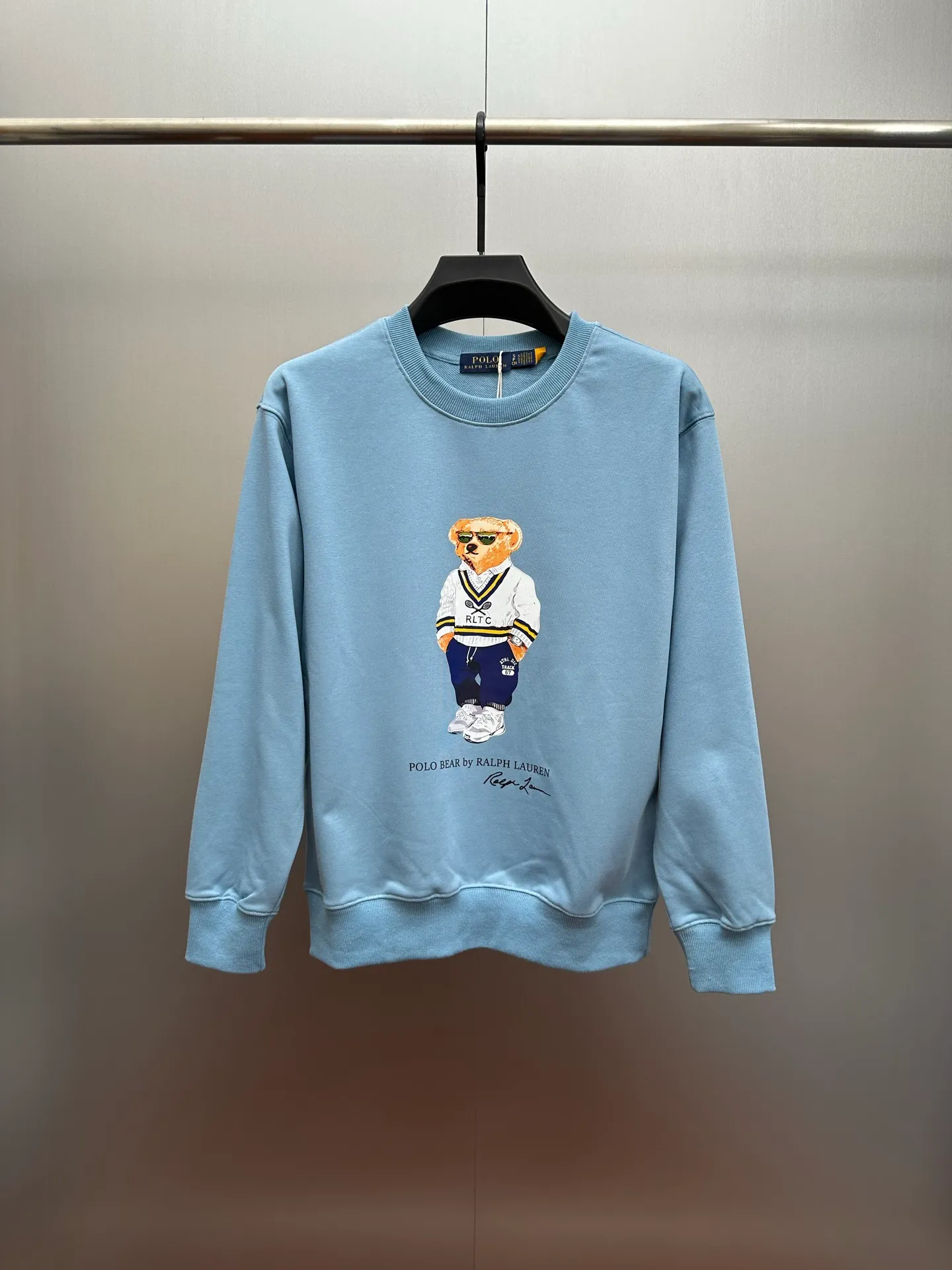 P250 RalphLauren/Ralph Lauren 2025 new autumn and winter bear letter printed terry sweatshirt Ralph Lauren's age-reducing item, the coat fabric is made of 60% cotton➕40% polyester, which not only retains the softness, comfort and breathability of cotton, but also adds the wear resistance and wrinkle resistance of polyester fiber, making the clothes more durable and easy to care for. Even in slightly cooler weather, you won't feel stuffy when wearing it. This kind of fabric has a natural crisp feel and is not easy to pill or deform. The bear on the chest is printed with English letters. It is full of color, full of three-dimensionality, and lifelike, adding a bit of liveliness and interest to the whole sweatshirt. There is no pressure to dress, regardless of age or gender. Complete accessories!  Color: Cailan Size: S M L XL